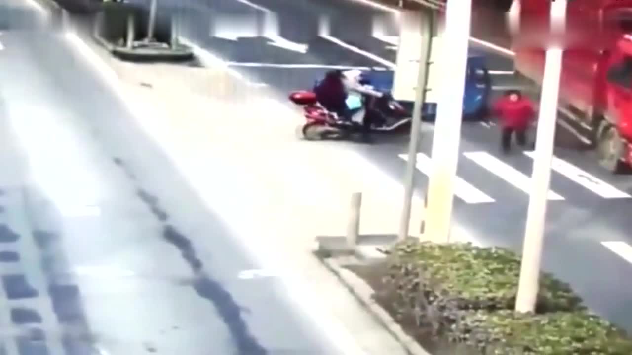 奶奶带孩子过马路被车撞奶奶带孩子过马路遭遇车祸，我们该如何应对？